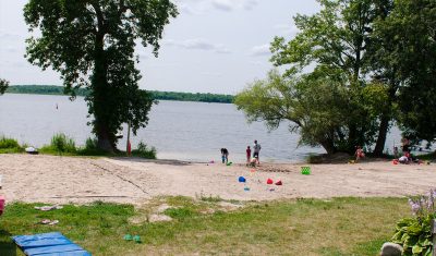 Owners and renters will both equally enjoy the combed sandy beach on the shores of Lake Seymour