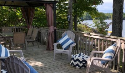 32 Riverside Village